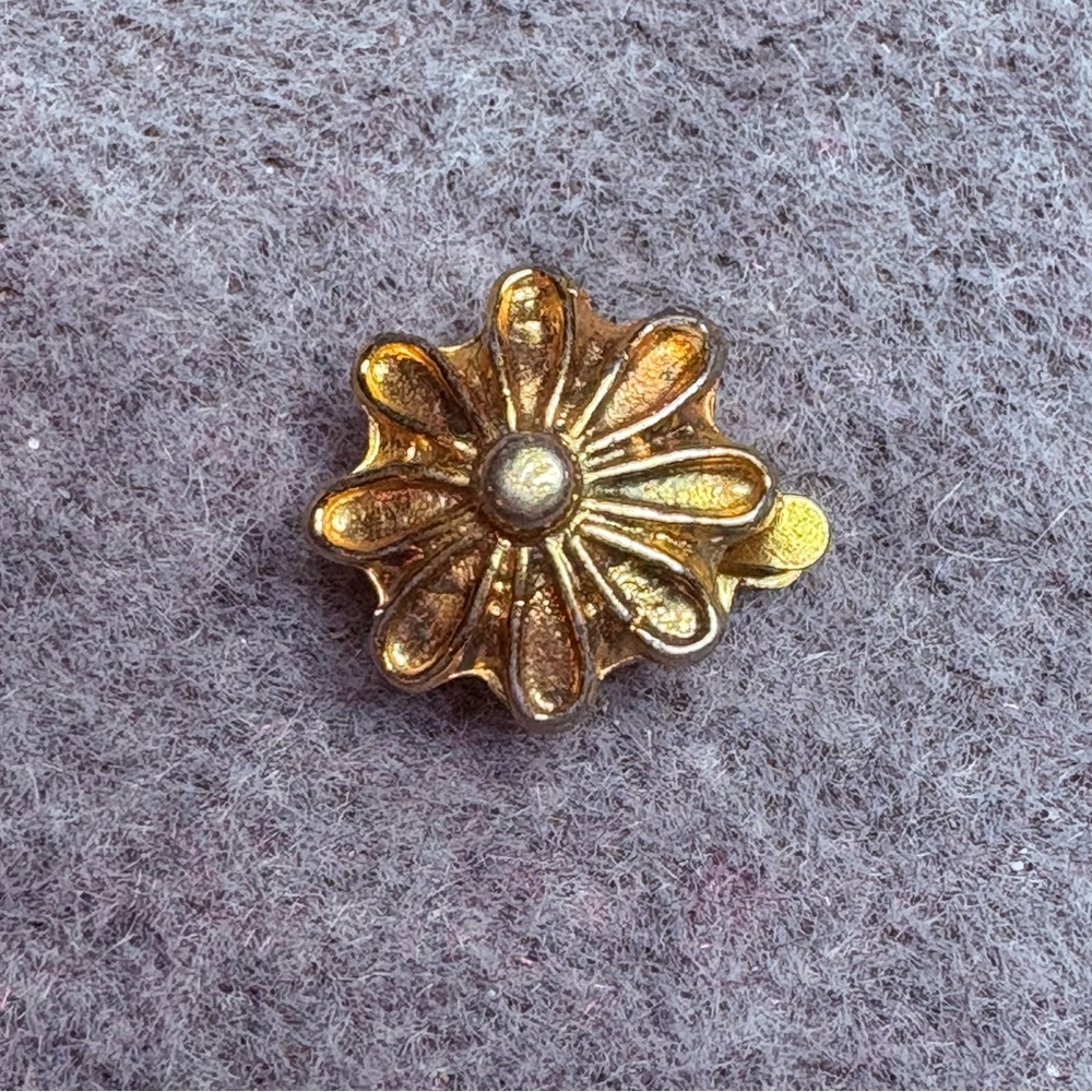 Vintage 15mm antique gold tone flower box tongue clasp antique single strand